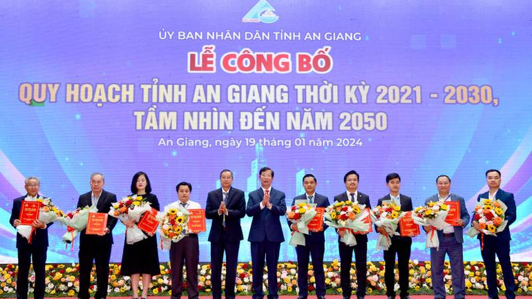 Ủy ban nhân dân tỉnh trao biên bản thỏa thuận hợp tác đầu tư cho 9 doanh nghiệp trong và ngoài tỉnh.