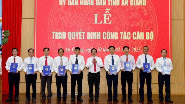 Đồng chí Hồ Văn Mừng trao quyết định cho các cán bộ. Đồng chí Hồ Văn Mừng trao quyết định cho các cán bộ.