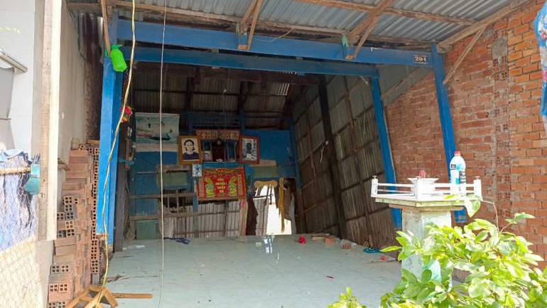 Phần bếp phía sau của căn nhà đã rơi xuống sông.