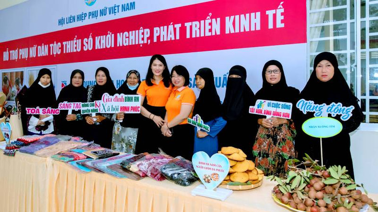 Hỗ trợ phụ nữ Chăm làm kinh tế.