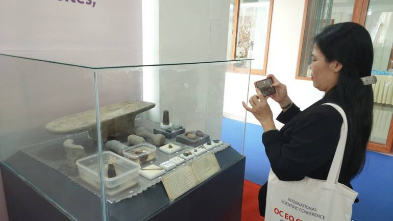 Đại biểu tham quan cổ vật Óc Eo.