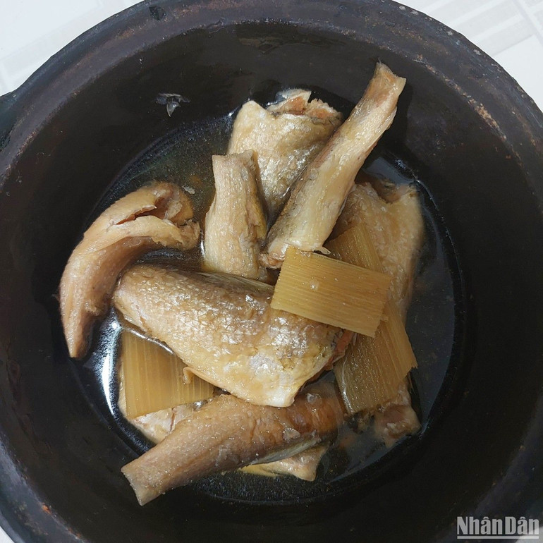 Để có được nồi cá linh kho mía đúng hương vị xưa phải nấu rất công phu.