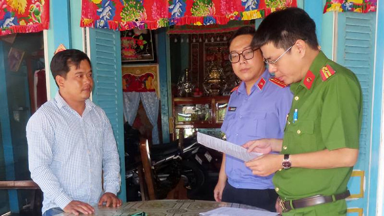 Lực lượng Công an thi hành Lệnh khám xét nơi ở của bị can Nguyễn Thanh Tâm.