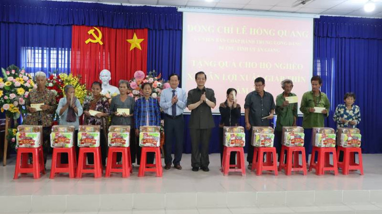 Tặng quà các hộ nghèo xã Tân Lợi.