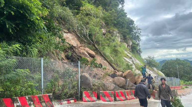 Xử lý sạt lở trên núi