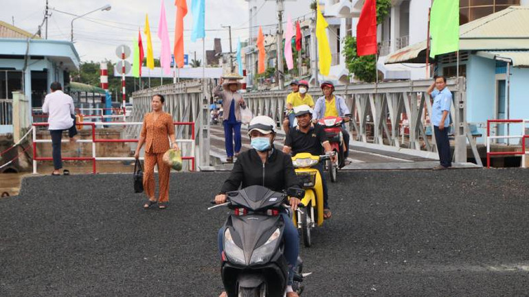 Niềm vui của người dân khi qua phà.