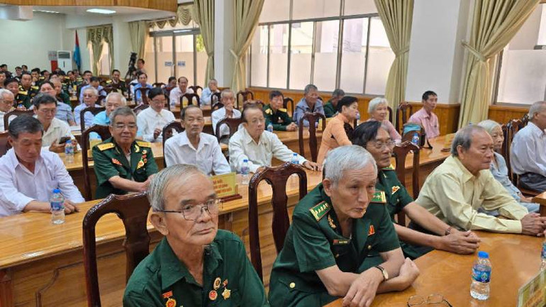 Các đại biểu tham dự buổi họp mặt