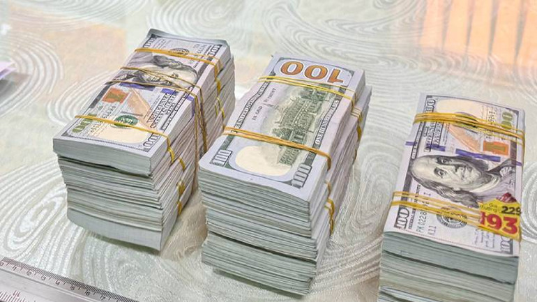 Tang vật thu giữ gồm 150.000 USD