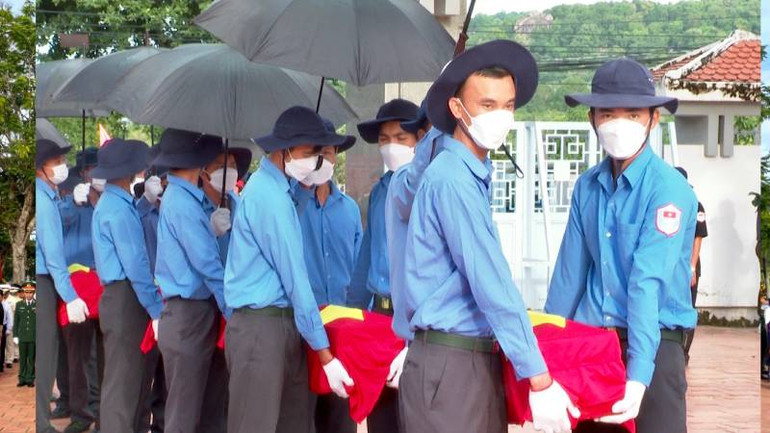 Tiễn đưa các liệt sĩ về với đất mẹ.
