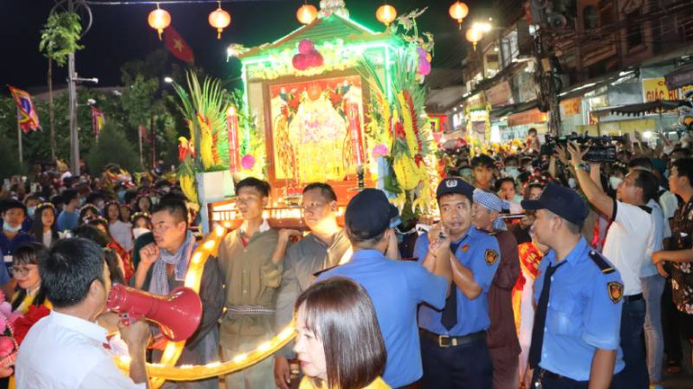 Lễ phục dựng rước tượng Bà Chúa Xứ.