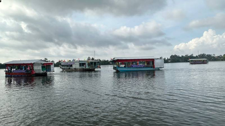 Quang cảnh thả cá xuống búng Bình Thiên.