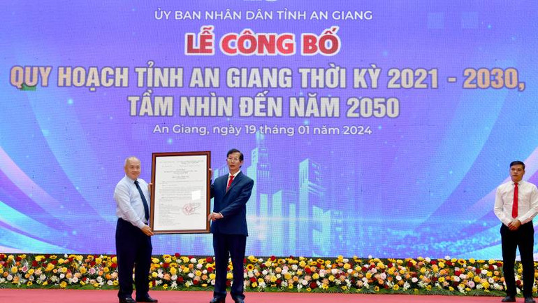 Đại diện Ủy ban nhân dân tỉnh An Giang nhận Quyết định quy hoạch tỉnh do Thủ tướng Chính phủ phê duyệt.
