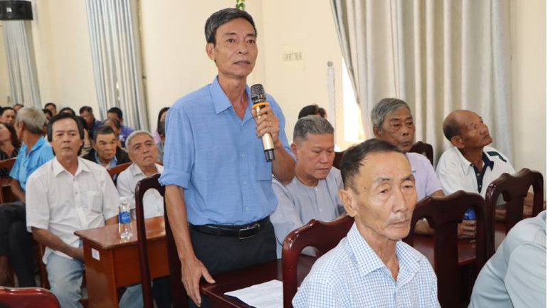 Cử tri huyện Thoại Sơn kiến nghị tại buổi tiếp xúc cử tri với Đoàn đại biểu Quốc hội tỉnh.