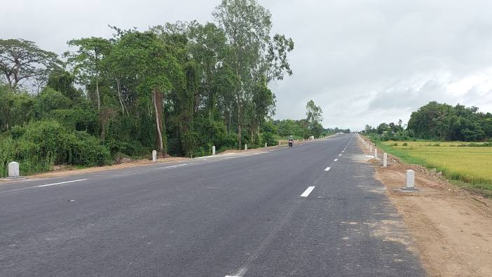 Tuyến tránh chưa lắp đèn đường nên về đêm rất nguy hiểm.