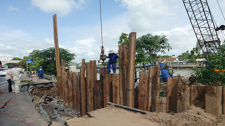 Sạt lở thành hố sâu trên quốc lộ.