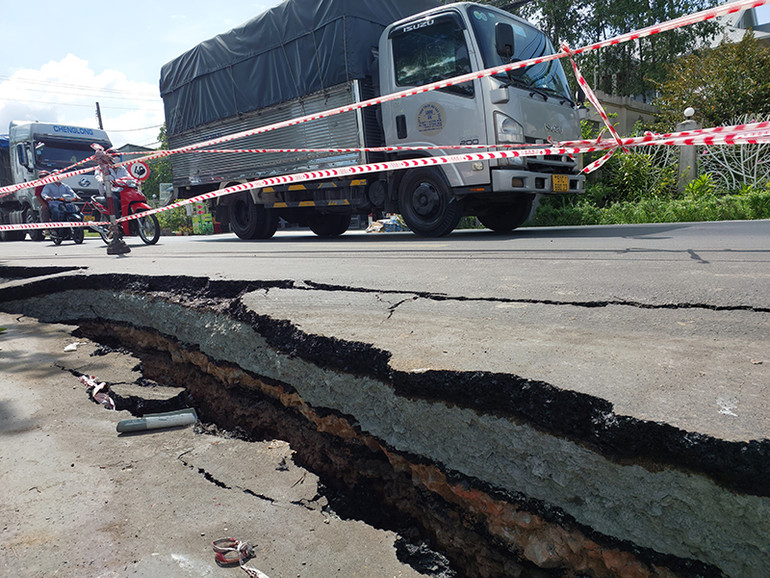Đoạn sạt lở bị sụt lún gần 3 tấc so với mặt đường.