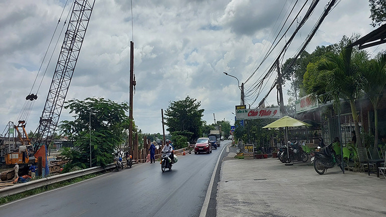 Khu vực sạt lở may mắn không có nhà dân hay hàng quán.