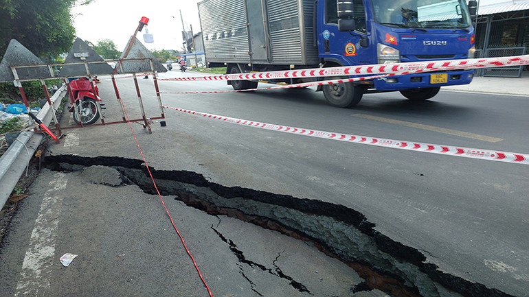 Một đoạn đường bị sụp lún.