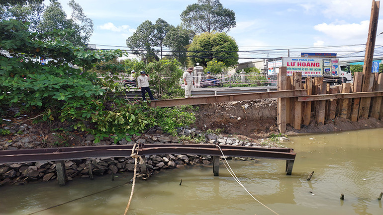 Thanh sắt chắn bị bung ra, rọ đá rơi vào lòng sông.