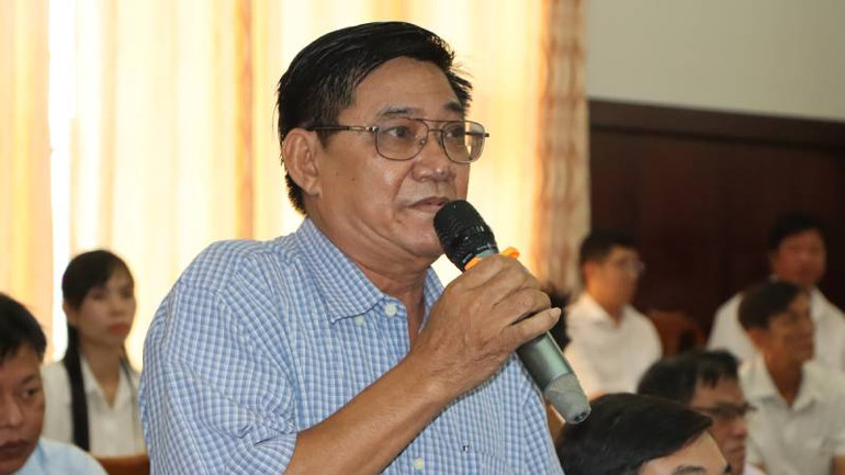 Cử tri phát biểu ý kiến tại buổi tiếp xúc.