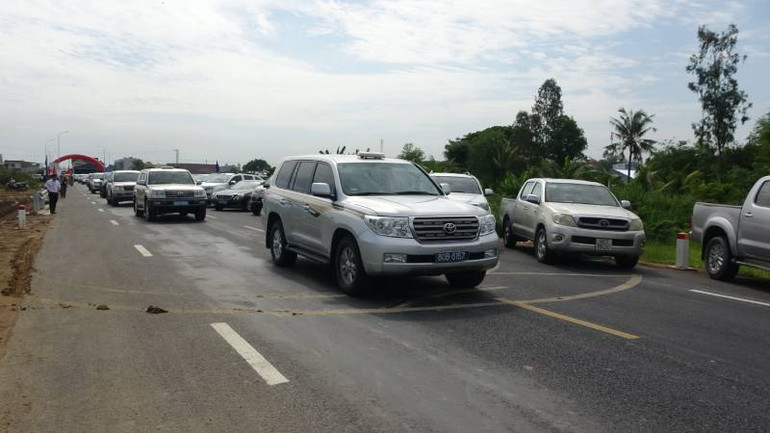 Xe ô-tô lưu thông trên tuyến tránh Long Xuyên.