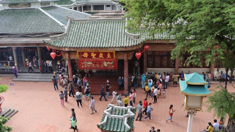 Miếu Bà Chúa Xứ núi Sam mỗi năm đón hàng triệu lượt khách tham quan.