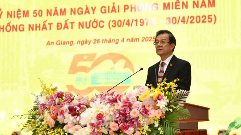 Bí thư Tỉnh ủy An Giang Lê Hồng Quang phát biểu tại buổi họp mặt