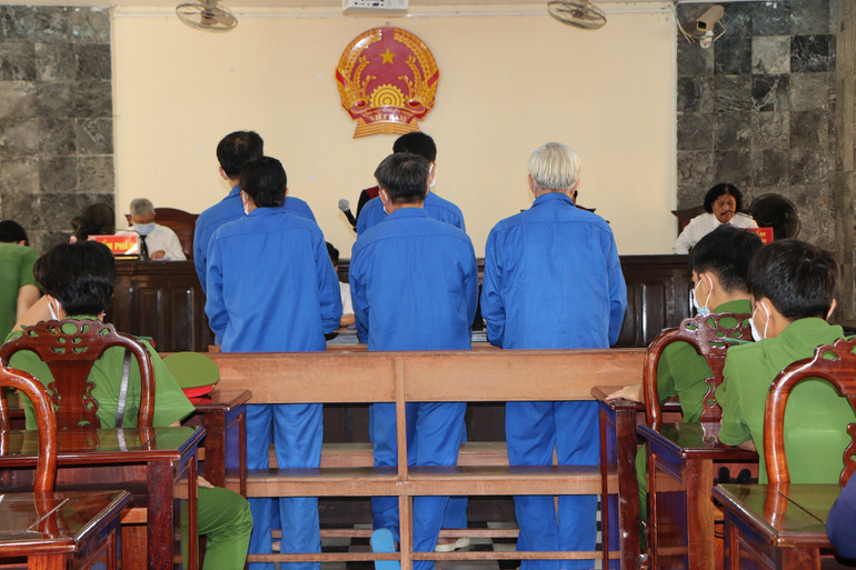 5 bị cáo bị xét xử trong vụ án chi 20 tỷ đồng điều động cán bộ đi tỉnh khác.