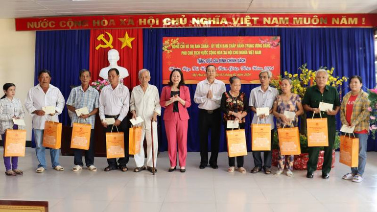 Đoàn công tác Phó Chủ tịch nước tặng quà các hộ nghèo xã Mỹ Hòa Hưng