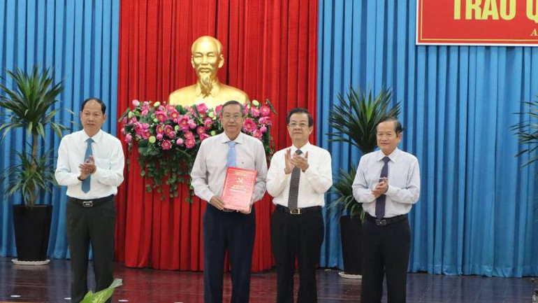 Bí thư Tỉnh ủy An Giang Lê Hồng Quang trao Quyết định cho các đồng chí trong Ban Chấp hành Đảng ủy cơ quan Đảng tỉnh.