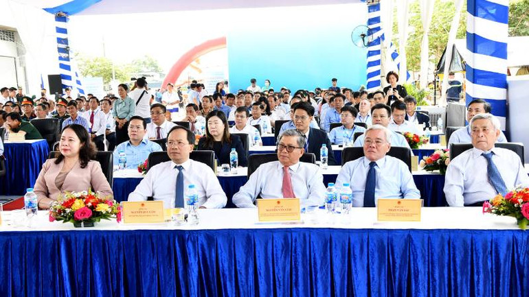 Phó Chủ tịch nước Võ Thị Ánh Xuân và các đại biểu tham dự lễ khánh thành.