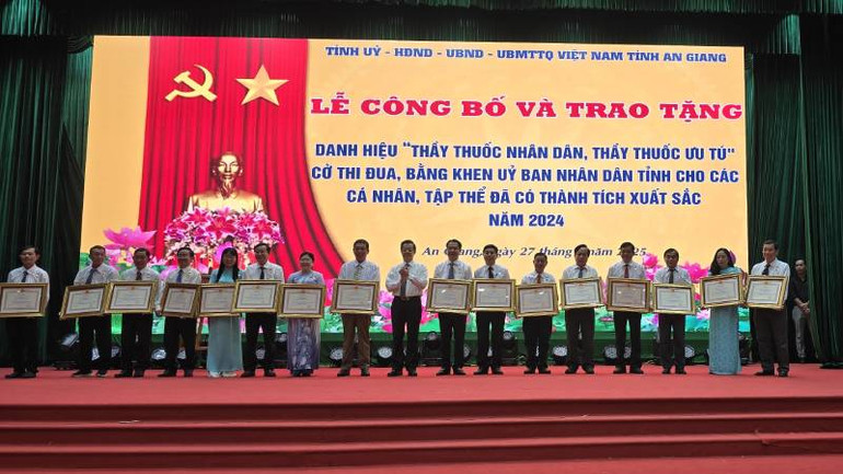 Thừa ủy quyền Chủ tịch nước, Bí thư Tỉnh ủy An Giang Lê Hồng Quang trao tặng danh hiệu Thầy thuốc Ưu tú cho các cá nhân.