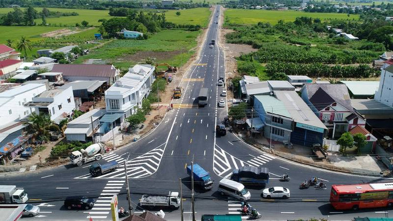 Giao điểm tuyến tránh với quốc lộ 91 chưa lắp đèn giao thông tiềm ẩn nguy hiểm.