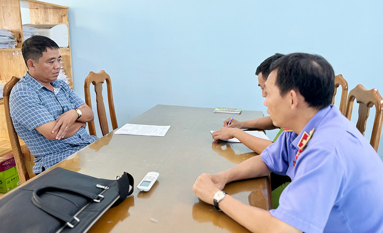 Lực lượng chức năng làm việc với bị can Lăng Thanh Phong.