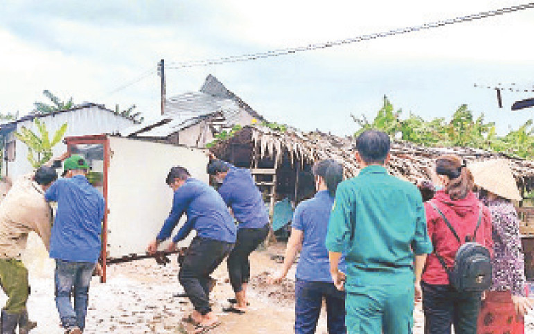 Lực lượng chức năng huyện Trần Văn Thời hỗ trợ người dân khắc phục tình trạng nhà sập, tốc mái.