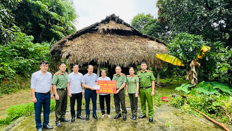 Trao hỗ trợ xóa nhà dột nát cho hộ Hoàng Thị Việt, thôn Khe Gầy, xã Tân Hương. (Ảnh: THANH SƠN) Trao hỗ trợ xóa nhà dột nát cho hộ Hoàng Thị Việt, thôn Khe Gầy, xã Tân Hương. (Ảnh: THANH SƠN)