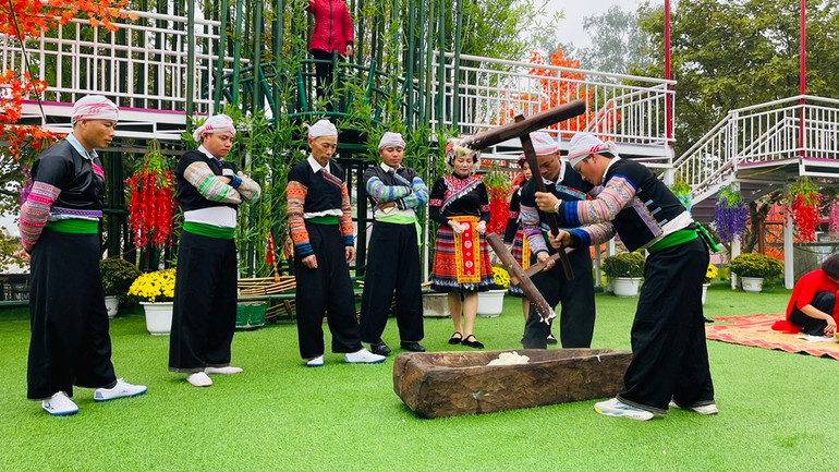 Tái hiện giã bánh dày trong lễ hội. (Ảnh: THANH SƠN)