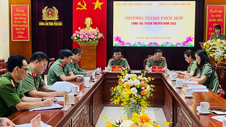 Lãnh đạo Cục Truyền thông và Công an tỉnh Yên Bái trao đổi phối hợp công tác tuyên truyền. (Ảnh: THANH SƠN) Lãnh đạo Cục Truyền thông và Công an tỉnh Yên Bái trao đổi phối hợp công tác tuyên truyền. (Ảnh: THANH SƠN)