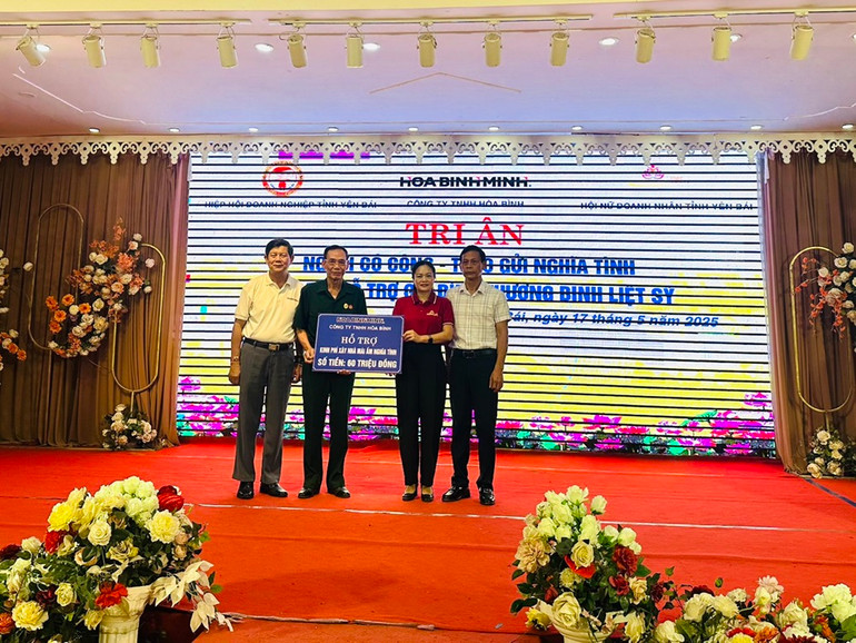 Trao hỗ trợ 60 triệu đồng xóa nhà dột nát cho thân nhân gia đình liệt sĩ. (Ảnh: THANH SƠN)