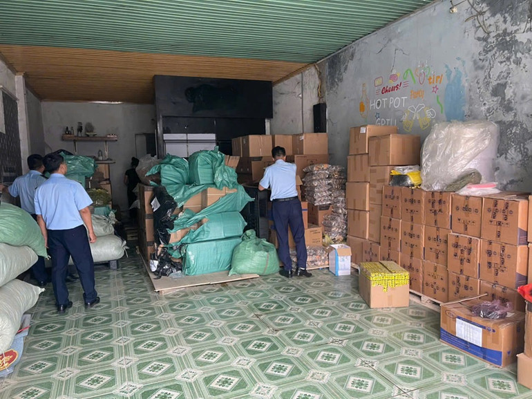 Cán bộ Quản lý thị trường tỉnh Yên Bái kiểm tra kho hàng chứa thực phẩm chức năng có dấu hiệu vi phạm. (Ảnh: THANH SƠN)