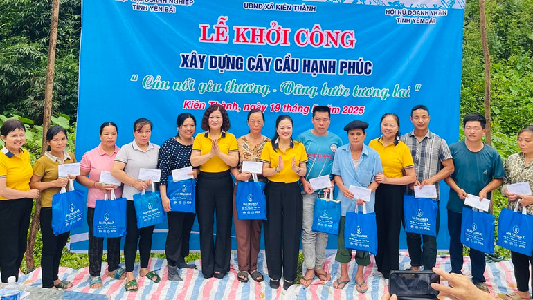 Trao 10 suất quà, mỗi suất một triệu đồng cho các hộ khó khăn thôn Khe Ba, xã Kiên Thành. (Ảnh: THANH SƠN)