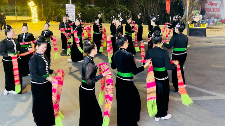 Múa xòe của đồng bào Thái trong lễ hội. (Ảnh: THANH SƠN)