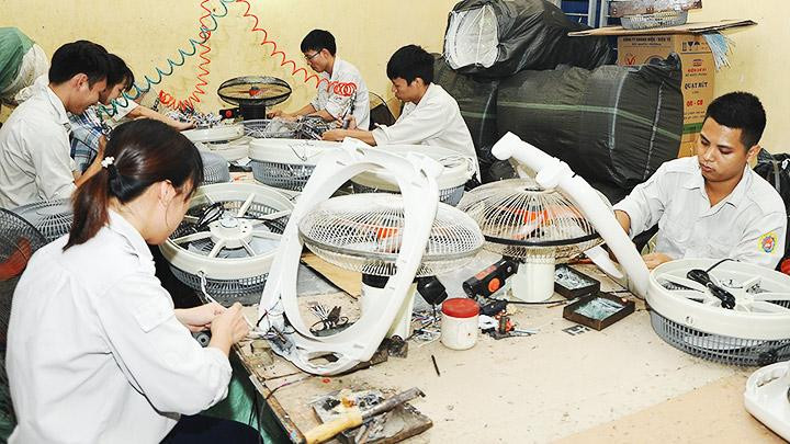 Các doanh nghiệp đang cần vay vốn để phát triển sản xuất. Ảnh: NAM NGUYỄN