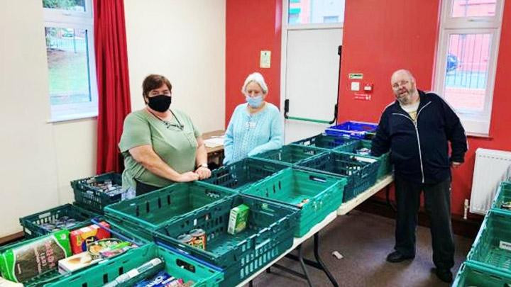 Ngân hàng thực phẩm cũng trong tình trạng khan hiếm vì khủng hoảng chi phí. Ảnh: METRO