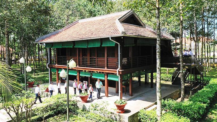 Mô hình Nhà sàn Bác Hồ.