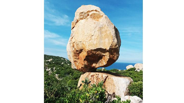 Khối đá chênh vênh vẫn đứng vững hàng nghìn năm. Khối đá chênh vênh vẫn đứng vững hàng nghìn năm.