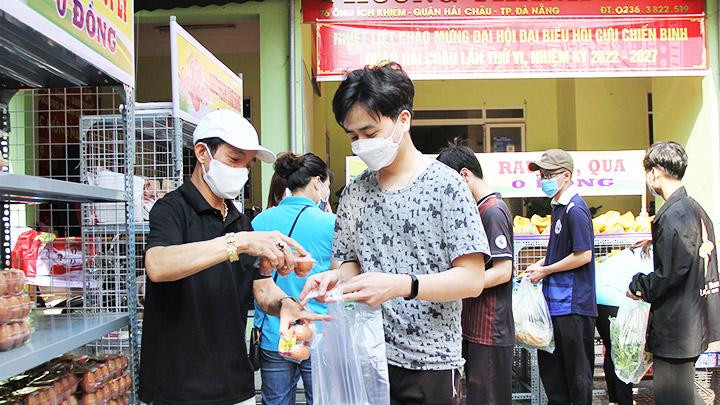 Phiên chợ 0 đồng dành cho người lao động trên địa bàn Đà Nẵng. Ảnh: ÁNH DƯƠNG