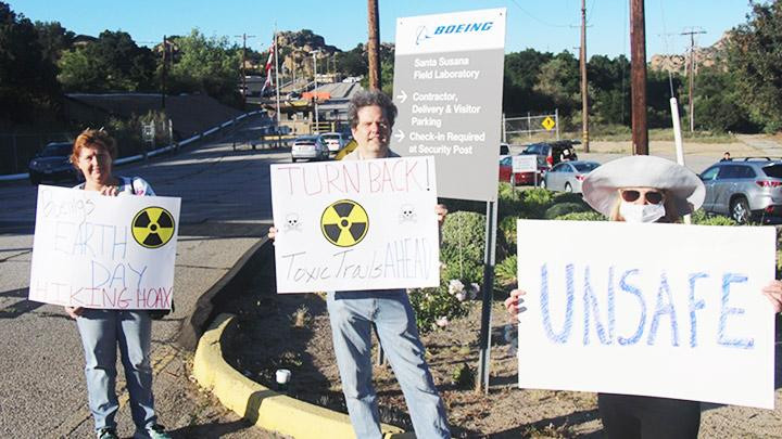 Một số đại diện cộng đồng dân cư quanh phòng thí nghiệm Santa Susana yêu cầu làm sạch môi trường. Ảnh: ENVIROREPORTER