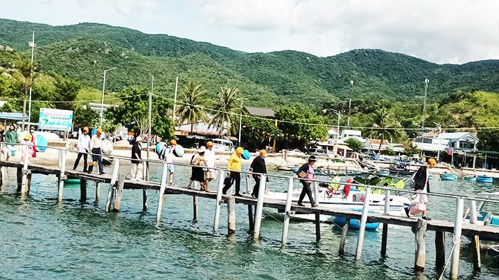 Khách du lịch đến tham quan vịnh Vĩnh Hy. Khách du lịch đến tham quan vịnh Vĩnh Hy.