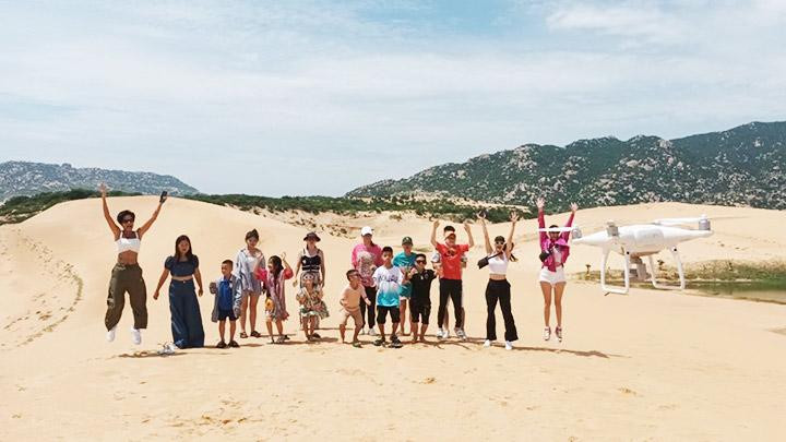 Đường ven biển chạy cắt ngang qua vùng cát Mũi Dinh. Đường ven biển chạy cắt ngang qua vùng cát Mũi Dinh.